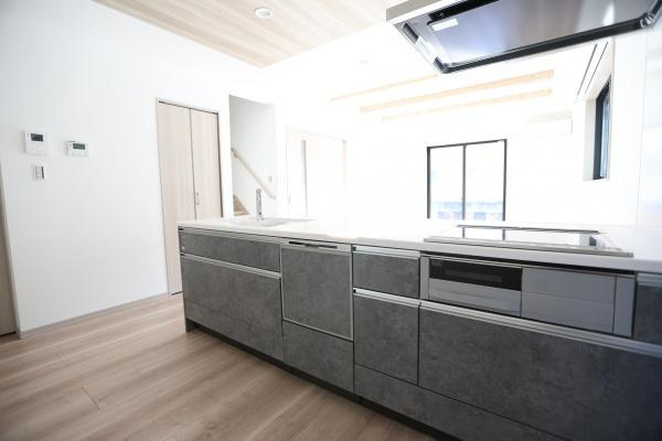 AG-HOUSE　ゆめが丘　B棟のキッチン|キッチンは広々としたレイアウトで作業スペースも確保されています。シンプルなデザインが空間全体をすっきりと見せています。窓から差し込む光が明るさを演出しています。