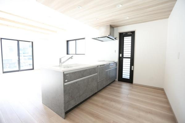 AG-HOUSE　ゆめが丘　B棟のキッチン|明るい光が差し込むキッチンは開放感のあるレイアウトが魅力です。ナチュラルな木目調の床と天井が空間に統一感をもたらしています。シンプルなデザインで使いやすさに配慮されたキッチンです。