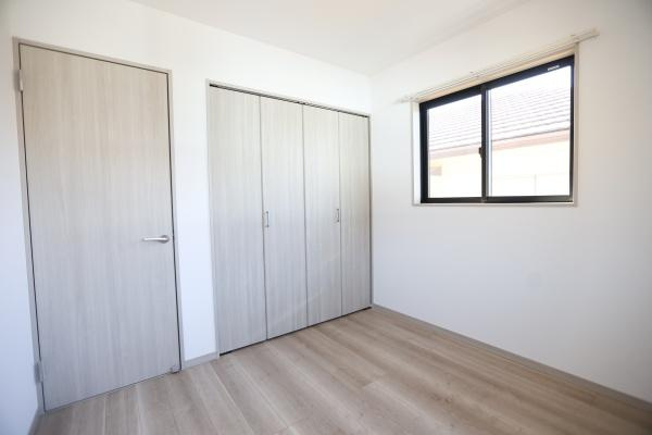 AG-HOUSE　ゆめが丘　A棟の洋室|明るい日差しが差し込む洋室です。シンプルな内装で使いやすい空間です。クローゼットが設けられており収納力も確保されています。