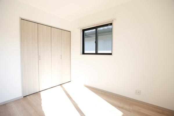 AG-HOUSE　ゆめが丘　A棟の洋室|窓からの自然光がしっかりと差し込む明るい洋室です。シンプルな内装でインテリアも合わせやすく収納スペース付きで整理整頓も便利です。ナチュラルな床色が落ち着いた雰囲気を演出します。
