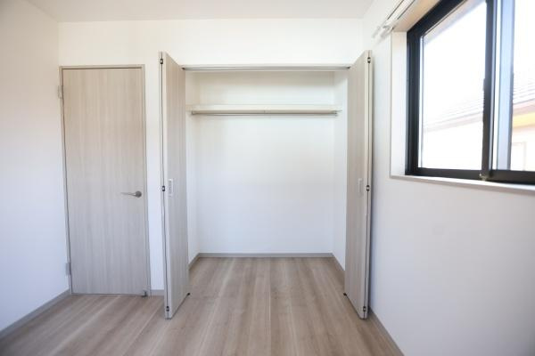 AG-HOUSE　ゆめが丘　A棟の収納|シンプルなデザインの収納スペースが備わっています。無駄のない室内に馴染むクローゼットです。採光性の良い窓が隣接しており明るさも感じられます。余計なものがなくすっきりと整った印象の収納です。