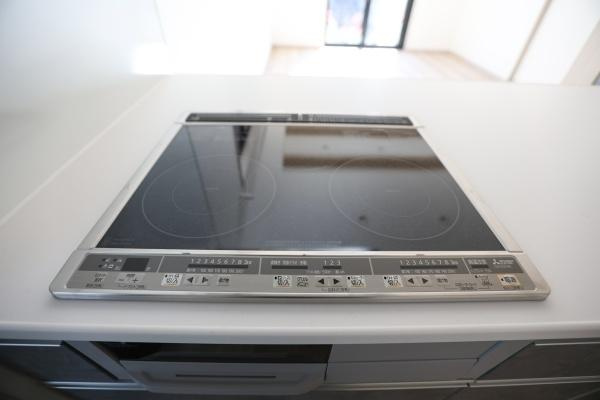 AG-HOUSE　ゆめが丘　A棟のキッチン|フラットで手入れがしやすいIHクッキングヒーターが設置されています。シンプルなデザインがキッチン全体をすっきりと見せてくれます。