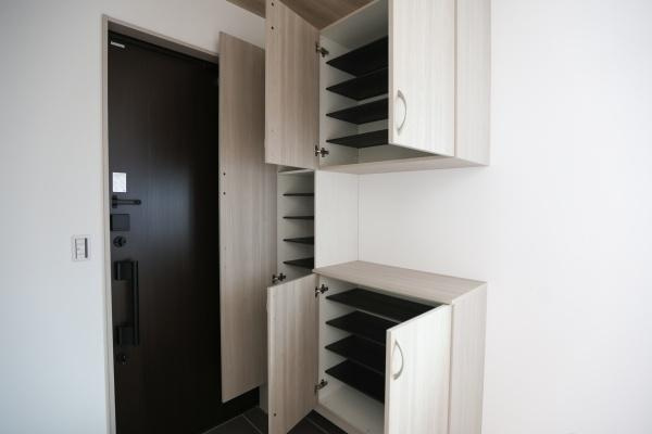 AG-HOUSE　ゆめが丘　A棟の玄関|玄関には収納力のあるシューズボックスを備えています。収納棚が複数あり使いやすい設計です。扉付きなので玄関をすっきりと保てます。無駄のないスペース活用が特徴です。