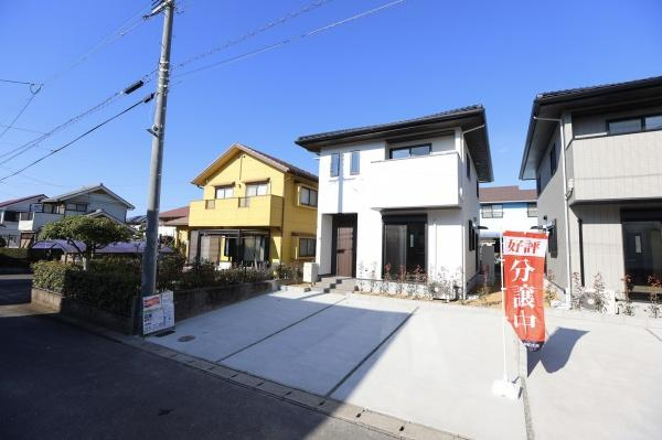 AG-HOUSE　ゆめが丘　A棟の駐車場|前面に広々とした駐車スペースがあり車の出し入れもスムーズに行えます。敷地がフラットで日当たりも良好です。駐車場が玄関に近く日常の使い勝手にも配慮されています。