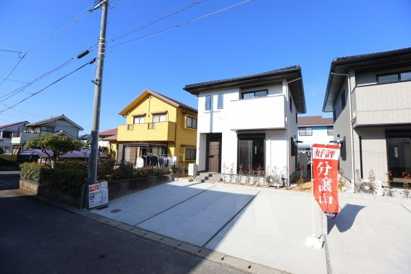 AG-HOUSE　ゆめが丘　A棟の駐車場|前面に広々とした駐車スペースがあり車の出し入れもスムーズに行えます。敷地がフラットで日当たりも良好です。駐車場が玄関に近く日常の使い勝手にも配慮されています。