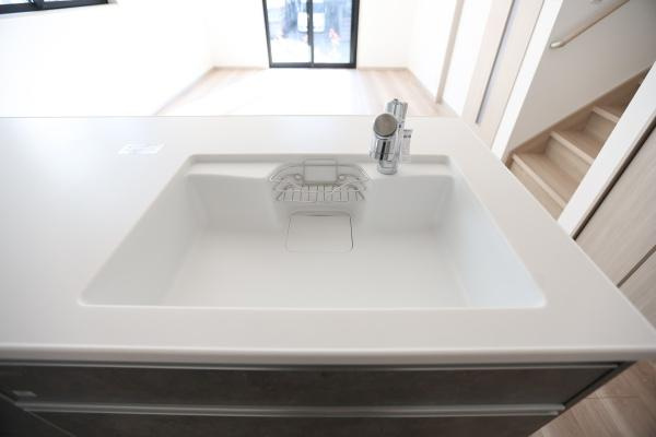 AG-HOUSE　ゆめが丘　A棟のキッチン|すっきりとしたデザインのキッチンシンクが目を引きます。カウンターが広く使いやすさに配慮されています。水栓もスタイリッシュにまとめられており毎日の作業を楽にしてくれます。