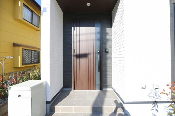 AG-HOUSE　ゆめが丘　A棟の玄関|明るい印象を与える玄関スペースです。幅広いドアが特徴的でスムーズな出入りが可能です。外観と調和した落ち着いたデザインが印象的です。段差も低く利用しやすい設計となっています。