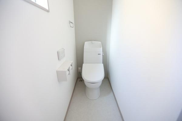 AG-HOUSE　ゆめが丘　A棟のトイレ|シンプルですっきりとしたトイレ空間です。壁付けのペーパーホルダーやリモコンが使いやすい位置に配置されています。コンパクトな空間なのでお手入れも簡単です。