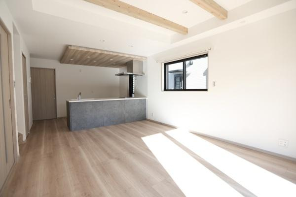 AG-HOUSE　ゆめが丘　A棟の居間・リビング|リビングはナチュラルな木目調の床で明るい印象です。窓から差し込む日差しが室内を開放的に演出します。天井には化粧梁が施されさりげないデザイン性があります。