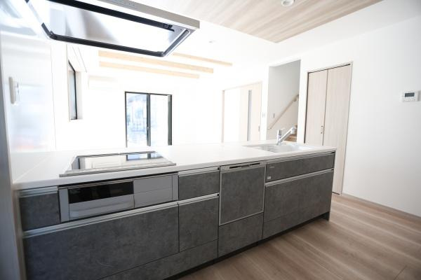 AG-HOUSE　ゆめが丘　A棟のキッチン|広々としたキッチンでお料理がしやすい設計です。モダンなデザインが空間に調和しています。収納スペースも豊富で日々の使い勝手が考えられています。明るい採光が清潔感を感じさせます。