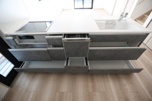 AG-HOUSE　ゆめが丘　A棟のキッチン|キッチンの引き出しが多数設けられており整理整頓しやすい収納スペースが魅力です。シンクやコンロも機能的な配置となっています。全体的にスッキリとしたデザインで作業スペースも確保されています。