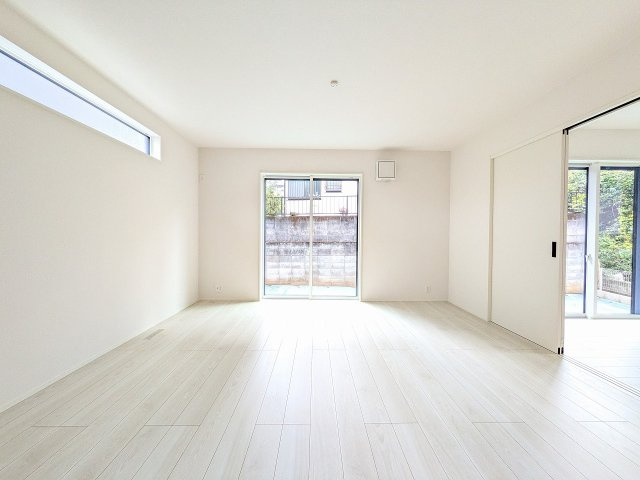 八王子市　館町　新築一戸建て　２４ー１期の居間・リビング|～16.5帖の明るいLDKで、家族団欒の時間をお過ごしいただけます～