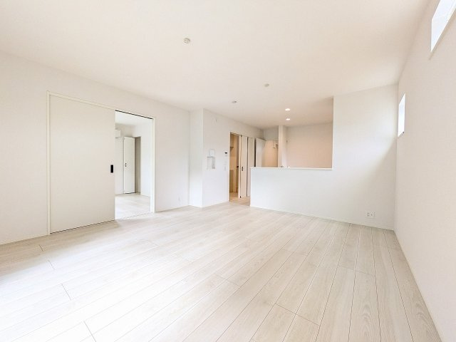 八王子市　館町　新築一戸建て　２４ー１期の内装|～16.5帖の明るいLDKで、家族団欒の時間をお過ごしいただけます～
