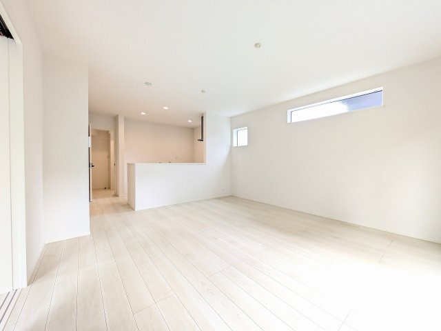 八王子市　館町　新築一戸建て　２４ー１期の居間・リビング|～16.5帖の明るいLDKで、家族団欒の時間をお過ごしいただけます～