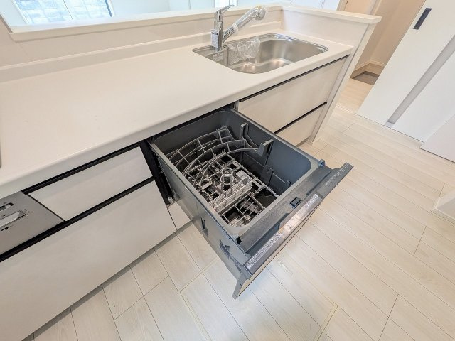 八王子市　館町　新築一戸建て　２４ー１期のキッチン|～食洗機付き　食事後の食器洗いはお任せ、家族でゆっくりとくつろげます～