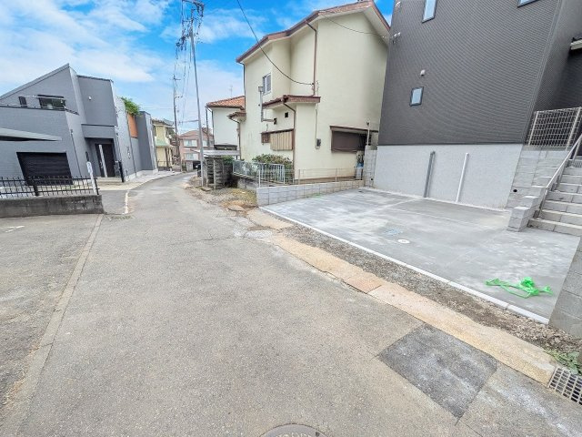 八王子市　館町　新築一戸建て　２４ー１期の前面道路含む現地写真|～北側2.77ｍ道路に面しています～