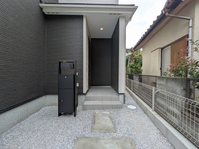 八王子市　館町　新築一戸建て　２４ー１期の玄関|～不在時の荷物受け取りに大変便利な宅配BOX～