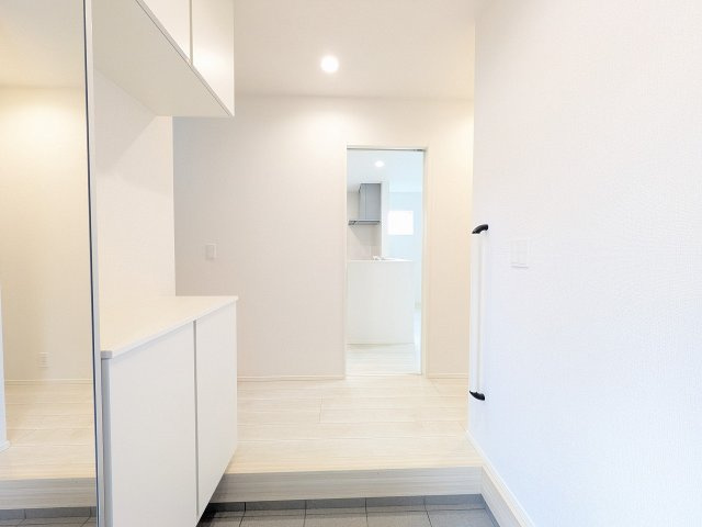 八王子市　館町　新築一戸建て　２４ー１期の玄関|～床や建具がホワイトで明るい印象の内装です～