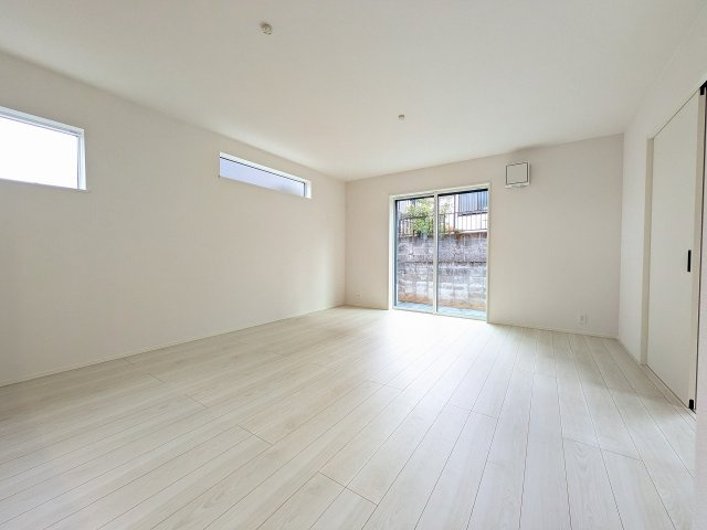 八王子市　館町　新築一戸建て　２４ー１期の居間・リビング|～16.5帖の明るいLDKで、家族団欒の時間をお過ごしいただけます～