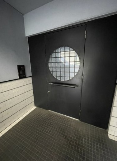 バースのエントランス