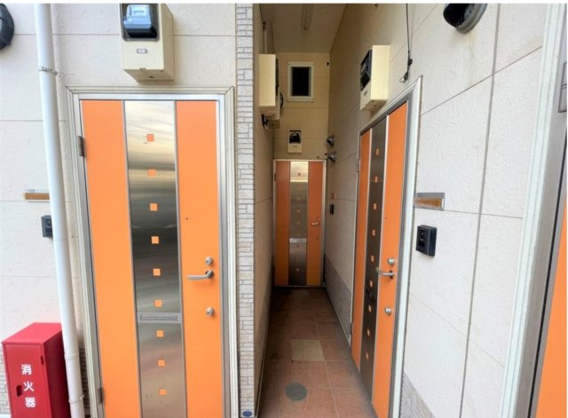 【ユナイト鶴見F・マルティーニ】　神奈川県横浜市1棟売アパート「築浅」「利回り7.82％」の玄関