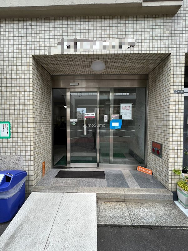 向井ビルディングのエントランス