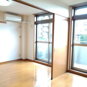 メゾンプチシャトー出口B館の居間・リビング