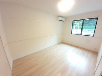 【内装】 | アドラブールＢ | 明るい色調の室内です