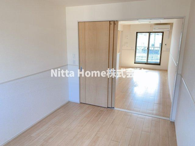 丹波篠山市北のアパートの洋室|扉を開けると広い空間に♪