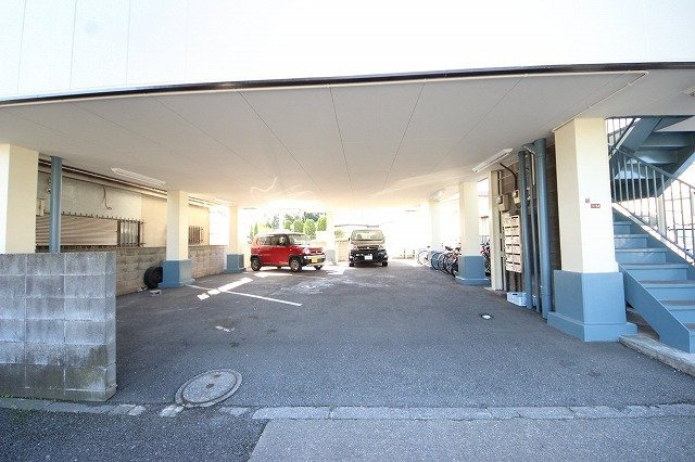 プレジールの駐車場