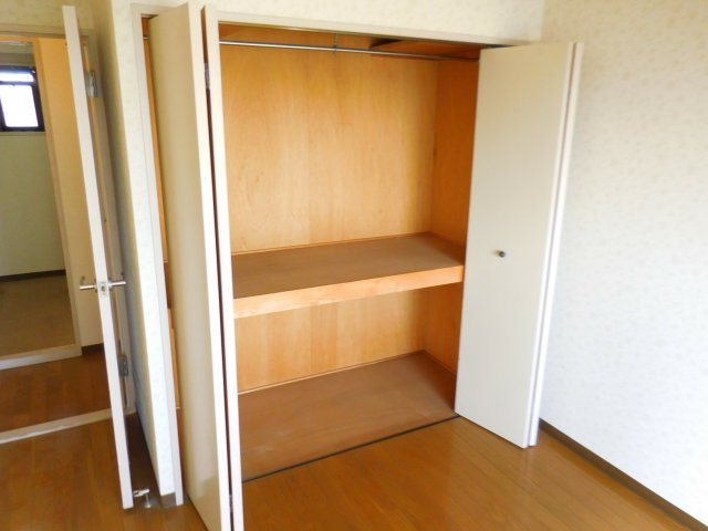 高槻市芝生町１丁目の賃貸マンションの収納