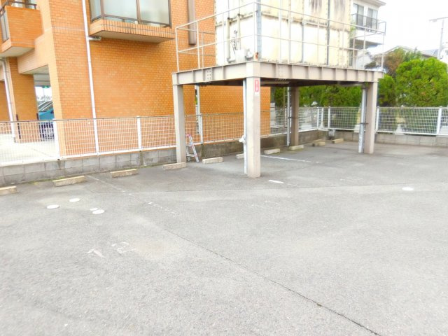 高槻市芝生町１丁目の賃貸マンションの駐車場