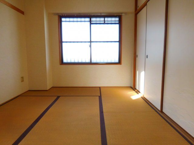 高槻市芝生町１丁目の賃貸マンションの和室