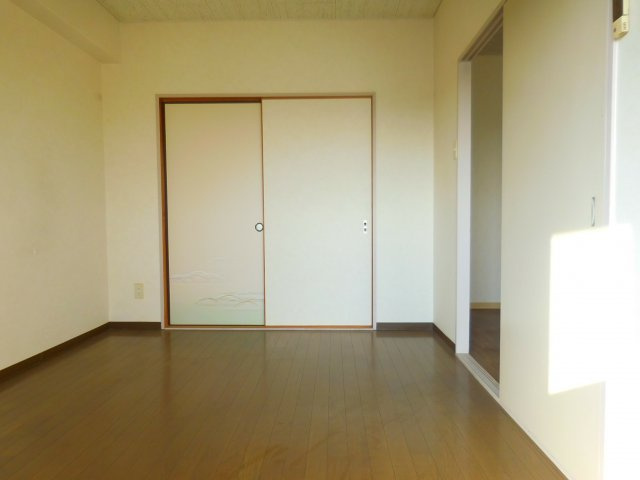 高槻市芝生町１丁目の賃貸マンションの洋室