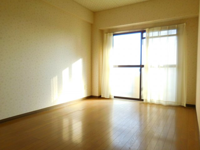 高槻市芝生町１丁目の賃貸マンションの洋室