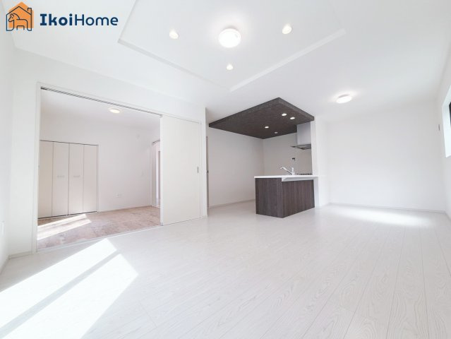 明石市魚住町西岡　全1棟　新築戸建の居間・リビング|◆同社施工例◆広々としたLDKは3面採光で明るい団欒スペースとなっております。