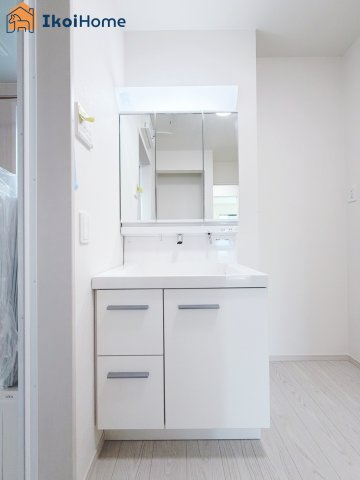 明石市魚住町西岡　全1棟　新築戸建の洗面所|◆同社施工例◆洗面台はお化粧をする時にも便利な３面鏡＆お掃除の際にも便利なハンドシャワータイプです。