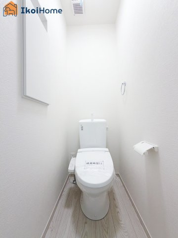 明石市魚住町西岡　全1棟　新築戸建のトイレ|◆同社施工例◆トイレが2か所あるので夜中も安心です。朝のトイレ渋滞も心配いりません。