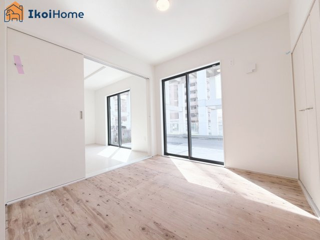 明石市魚住町西岡　全1棟　新築戸建の寝室|◆同社施工例◆バルコニーに面した明るいお部屋です♪クローゼットも完備しております！