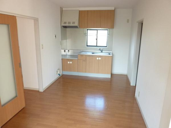 フレグランスシオン【キャッシュバック対象物件】の居間・リビング|こちらのリビングで趣味の時間をお楽しみください