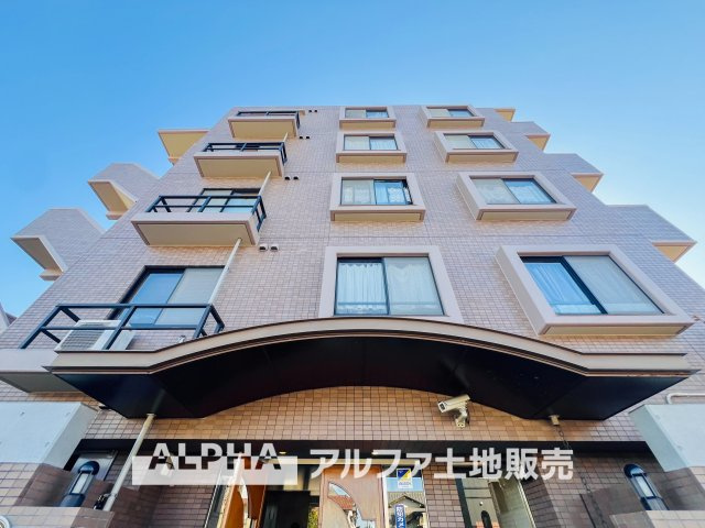 エスカイア河辺霞台の外観|【House of the Sun】
◆明るい家◆太陽の温かな光がお家全体を照らす。そこには目を輝かせ笑顔で見つめてくれる君がいて、「ただいま」の言葉がこだまする。そんな君の瞳に恋している。