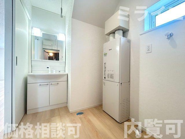 【新築戸建】北広島市輪厚中央3丁目3棟の独立洗面台|広範囲を映すだけではなく、両サイドのミラー裏に収納棚を設け、洗面道具をスッキリ収納できる三面鏡タイプを採用しています。
同仕様物件