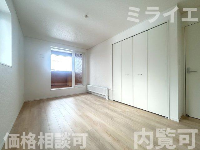 【新築戸建】北広島市輪厚中央3丁目3棟の洋室|2階洋室にはルーフバルコニーが設置されています。
同仕様物件