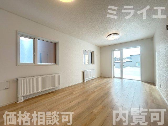 【新築戸建】北広島市輪厚中央3丁目3棟の居間・リビング|リビングが見渡せる対面キッチンを採用。内装(壁・床・建具)は白を基調とし、明るい雰囲気となっています。
同仕様物件