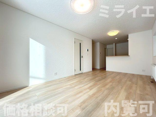 【新築戸建】北広島市輪厚中央3丁目3棟の居間・リビング|リビングが見渡せる対面キッチンを採用。内装(壁・床・建具)は白を基調とし、明るい雰囲気となっています。
同仕様物件