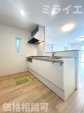 【新築戸建】北広島市輪厚中央3丁目3棟のキッチン|広々システムキッチンは、シンク・調理部分だけではなく、小物から大きな調理器具まで収納でき、出し入れもスムーズな収納充実プランを採用。食洗器設置可能。床下収納あり。
同仕様物件