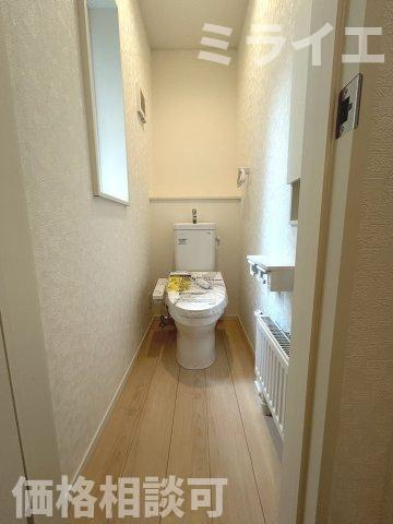 【新築戸建】北広島市輪厚中央3丁目3棟のトイレ|1階・2階に温水洗浄便座を設置。センサーによる便ふたオート開閉機能により、手を触れることがなく快適で衛生面にも配慮されています。
同仕様物件