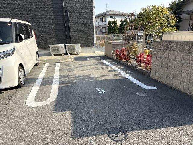 シャルマンの駐車場