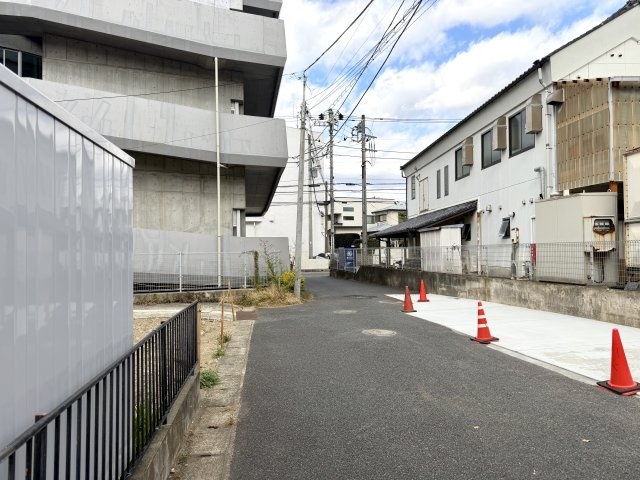 海まで徒歩10分！建築条件なしの更地渡しの売地の前面道路含む現地写真