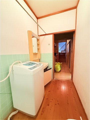黒木町桑原店舗付き住宅の洗面所